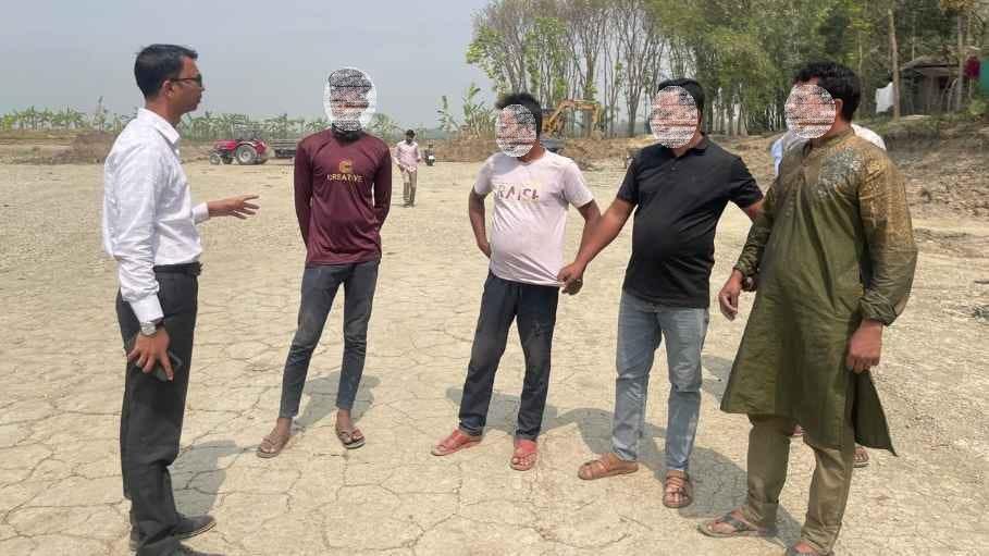 কালীগঞ্জে অবৈধভাবে মাটি কাটায় ২ লাখ টাকা জরিমানা