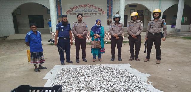 দিঘিরপাড় মৎস্য আড়তে অভিযান পরিচালনা করে ১৩০ কেজি জাটকা জব্দ