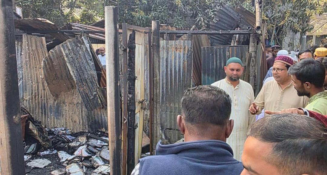 দুর্ভোগের এই কঠিন সময়ে আমরা সবসময় আপনাদের পাশে আছি-এ্যাড.শামছুর রহমান শিমুল বিশ্বাস-এমপি-পাবনা-৫