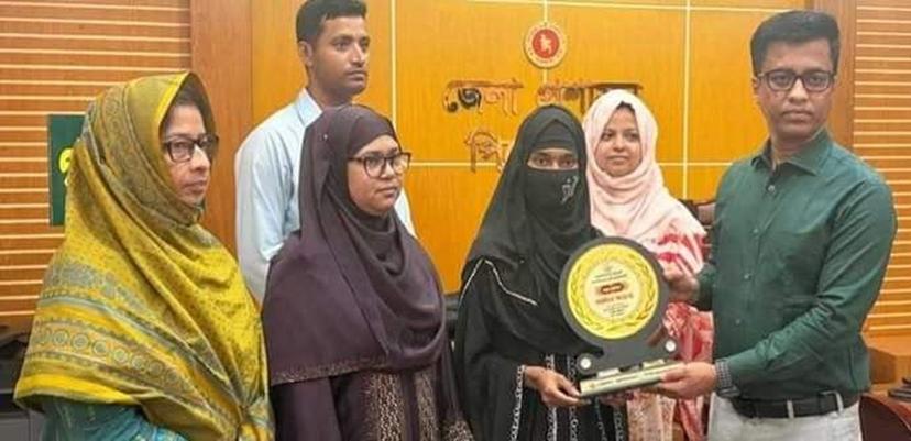 কন্যা সাহসিকতা সম্মাননা স্মারক পেল বাল্যবিবাহ ঠেকানো শিক্ষার্থী তাহমিনা