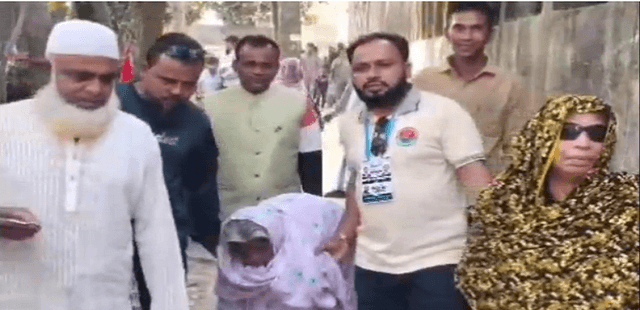 টঙ্গীবাড়ীতে ছেলে ও ভাতিজাদের সহায়তায় ভোট দিলেন ১শ’ ও ৯৫ বছরের দুই বৃদ্ধা