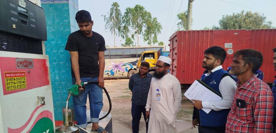 রাণীশংকৈলে পেট্রোল পাম্পে অনিয়ম,ভ্রাম্যমাণ আদালতের জরিমানা