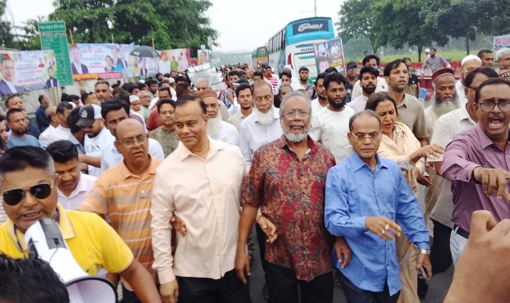 প্রধানমন্ত্রীকে দেখার জন্য পদ্মা সেতুর মাওয়া প্রান্তে নেমেছে জনতার ঢল