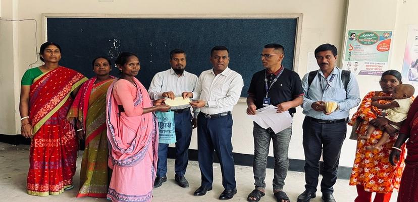 ইএসডিও থ্রাইড প্রকল্পের আদিবাসীদের ছাগল পালন বাবদ নগদ অর্থ বিতরণ