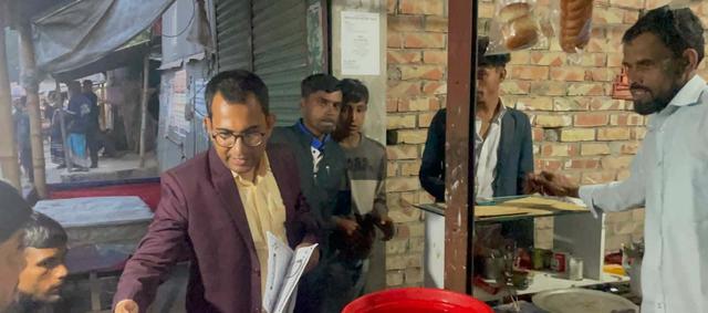 সালথায় ডাব প্রতীকের লিফলেট বিতরণ ও গণসংযোগ