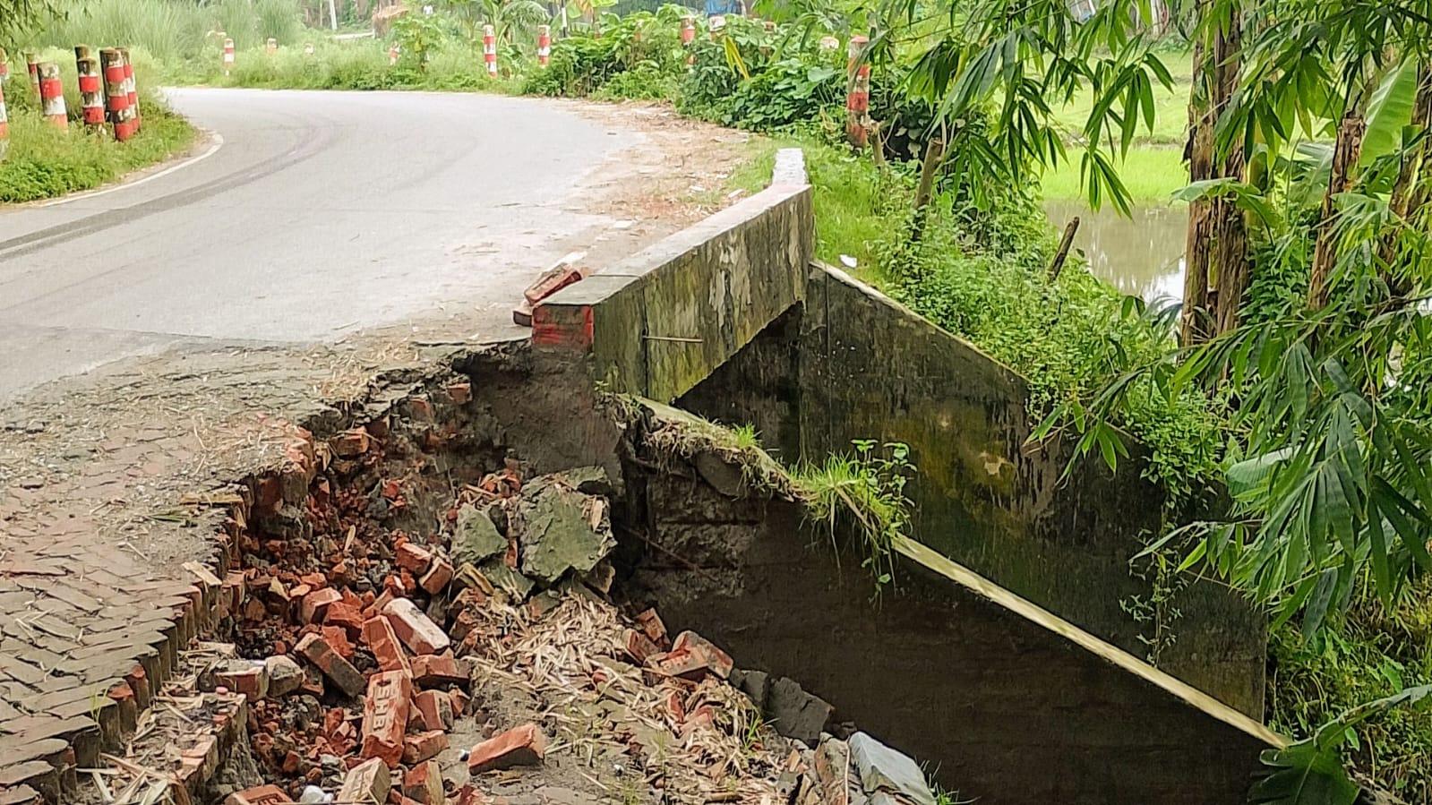 প্রবল পানির স্রোতে কালভার্ট সংলগ্ন সড়কে ভাঙন