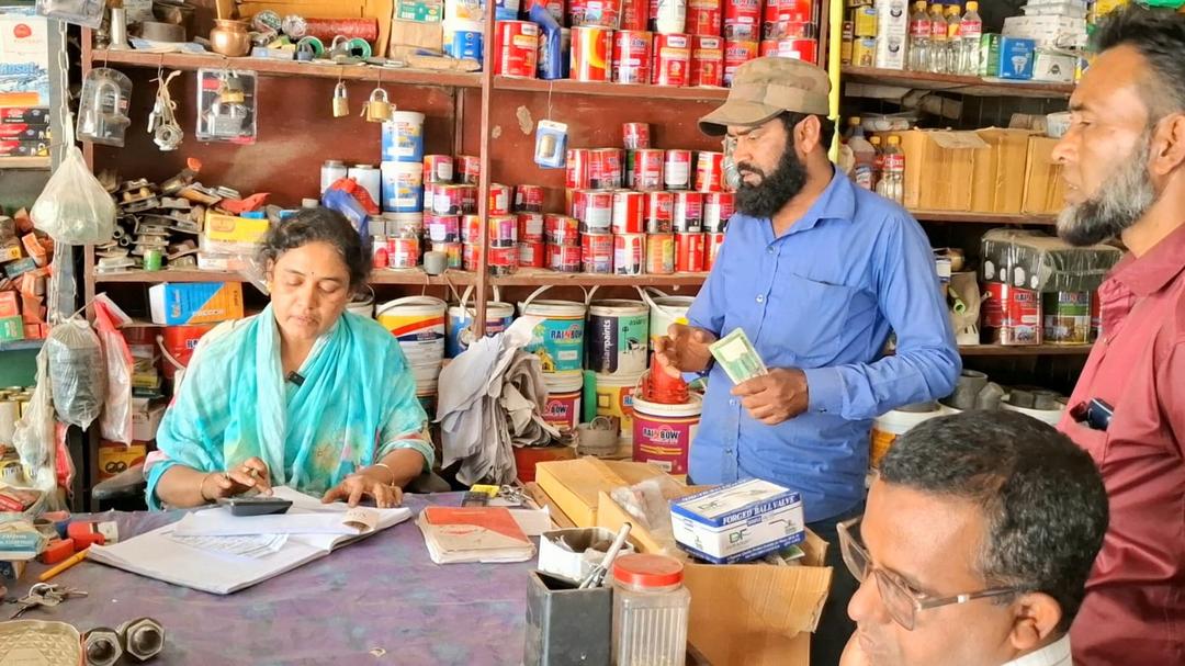 এক হাতে দোকান, অন্য হাতে সংসার দুর্গাপুরের সাহসী নারী কবিতা দত্ত