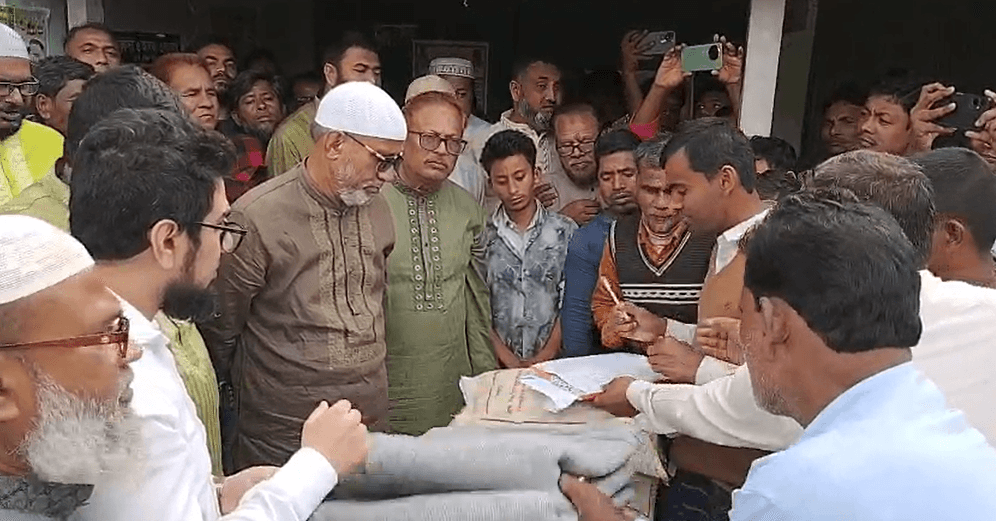 খানসামার বিন্দার বাজারে অগ্নিকাণ্ডে ক্ষতিগ্রস্ত ব্যবসায়ীদের পাশে উপজেলা প্রশাসন ও বিএনপি