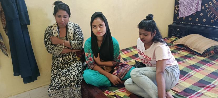 মুন্সীগঞ্জে আবাসিক হোটেল থেকে ৩ নারী যৌনকর্মীসহ-আটক ৫