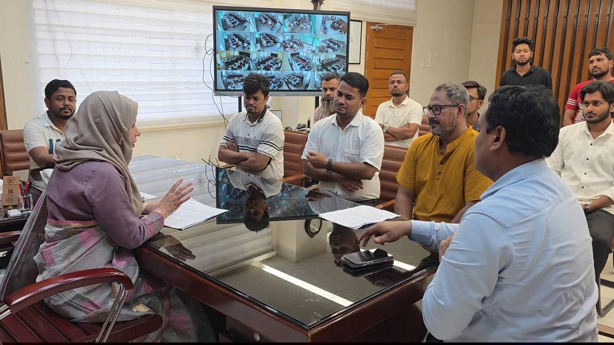 জেলা প্রশাসক সৈয়দা নুরমহল আশরাফির কাছে এ স্মারকলিপি প্রদান