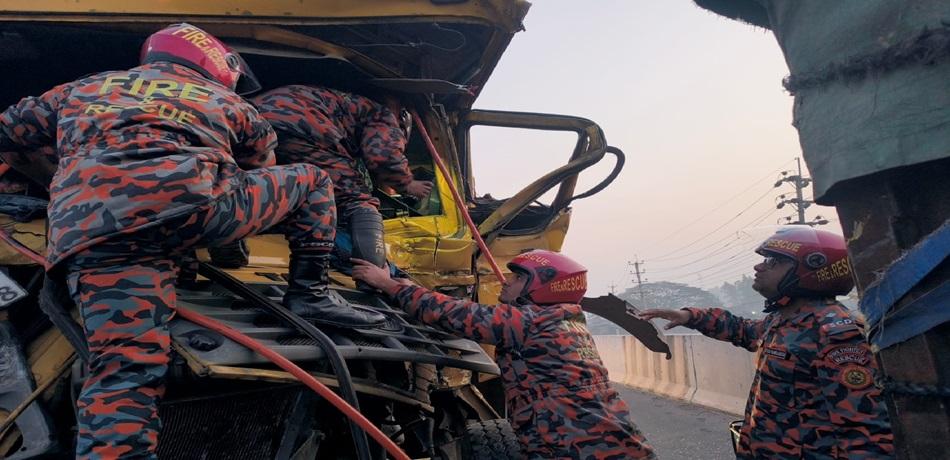 ঢাকা মাওয়া এক্সপ্রেসওয়ের শ্রীনগরে দুই ট্রাকের সংঘর্ষ-নিহত ১