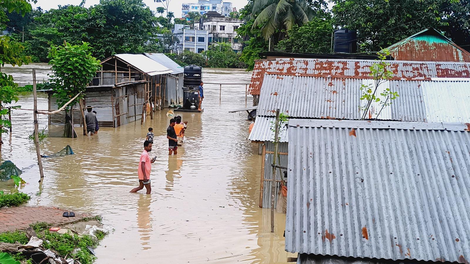 মুষলধারে বৃষ্টি ও উজানের ঢলে মৌলভীবাজারে ফ্ল্যাশ ফ্লাড,পানিবন্দি মানুষ