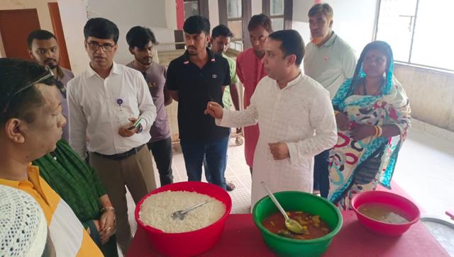 স্বাস্থ্য কমপ্লেক্সে নিম্নমানের খাবার: কঠোর ব্যবস্থা নেওয়ার হুঁশিয়ারি এমপি সালমান ওমর রুবেলের