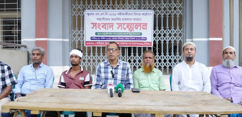 টঙ্গীবাড়ীতে বিদ্যালয়ে ঢুকে ম্যানেজিং কমিটির সভাপতি ও তার লোকজনকে কু/পি/য়ে য/খ/ম