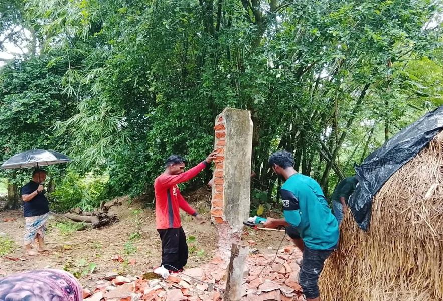 চৌদ্দগ্রামে প্রভাবশালীর যাতায়াতে সমস্যা দেখিয়ে জোরপূর্বক দেয়াল ভাংচুর