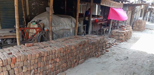 টেন্ডার ছাড়াই সড়কের ইট অপসারণের চেষ্টা,গঙ্গাচড়ায় ট্রাক আটক