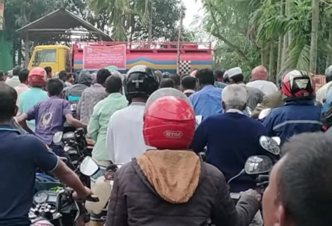 রংপুরে তেল সংকট: লাইনে দাঁড়িয়ে ঘণ্টার পর ঘণ্টা, প্রতিদিন নষ্ট ৫০ হাজার কর্মঘণ্টা