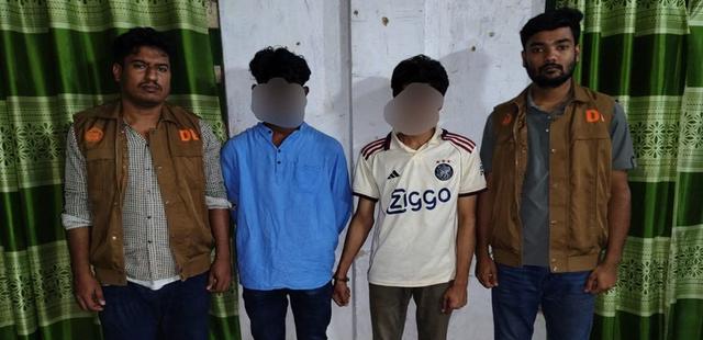 রাঙ্গামাটিতে ডিবি পুলিশের বিশেষ অভিযান: মা/দ/ক সেবনকালে ২ জন গ্রে/ফ/তা/র