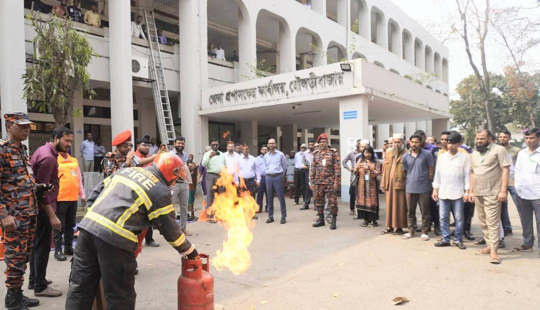 রাজনগরে সিএনজি গাড়ীতে যাত্রী বহনের তুচ্ছ ঘটনার নিয়ে সিএনজি চালককে পিটিয়ে মেরে ফেলার চেষ্টা