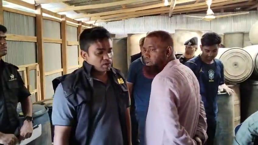 মোংলায় তেলের অবৈধ মজুদের বিরুদ্ধে প্রশাসনের অভিযান