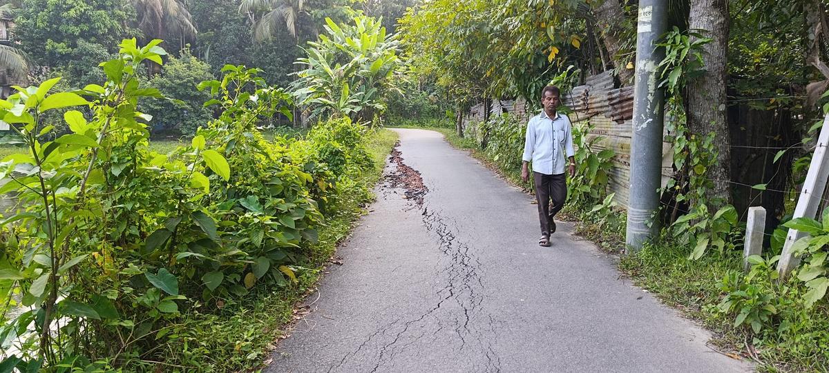 বাগেরহাট পৌরসভার বকুলতলা সড়কের ফরিদ হাসানের বাড়ির সামনে নতুন সড়কটি দেবে যাচ্ছে