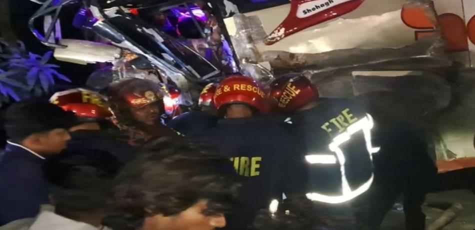 গোপালগঞ্জে যাত্রীবাহী বাস ও ট্রাকের মুখোমুখি সংঘর্ষে আহত ১৫