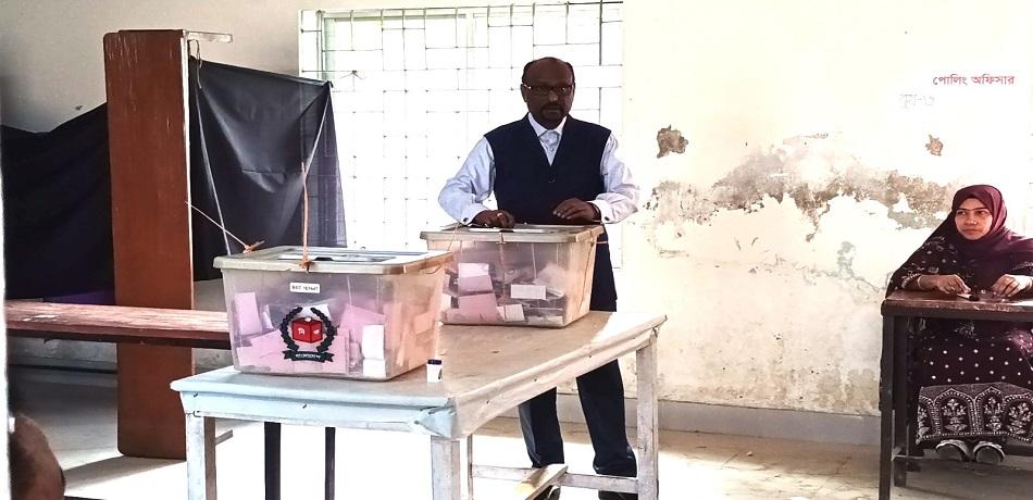 ১৭ বছর পর ভোট দিলেন মৌলভীবাজারের প্রবাসীরা