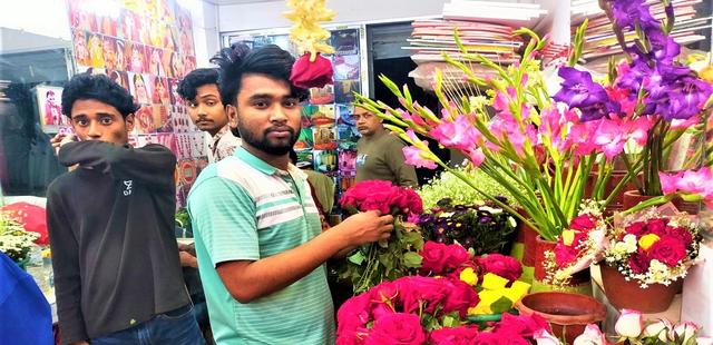 ফুলের দোকানে উপচে পড়া ভিড়-বিনোদন কেন্দ্রের নয়া লুক টাঙ্গাইলে ভালোবাসা দিবসের রঙিন প্রস্তুতি