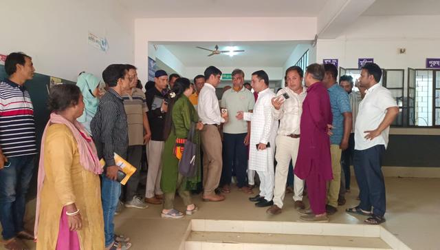 হালুয়াঘাট স্বাস্থ্য কমপ্লেক্স পরিদর্শনে সংসদ সদস্য সালমান ওমর রুবেল