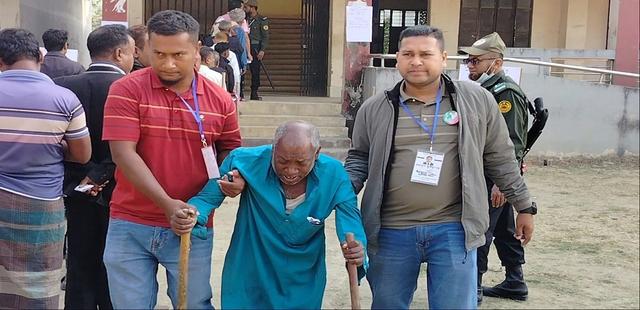 খাগড়াছড়িতে শান্তিপূর্ণ ও উৎসব মুখর পরিবেশে অনুষ্ঠিত হচ্ছে বহুল প্রত্যাশিত ত্রয়োদশ জাতীয় সংসদ নির্বাচন ও গণভোট