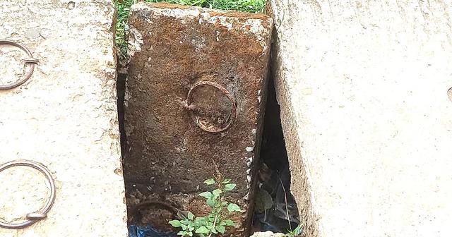 মৌলভীবাজার সরকারি কলেজ সংলগ্ন ফুটপাথে ড্রেনের স্ল্যাব ভেঙে চরম ঝুঁকি