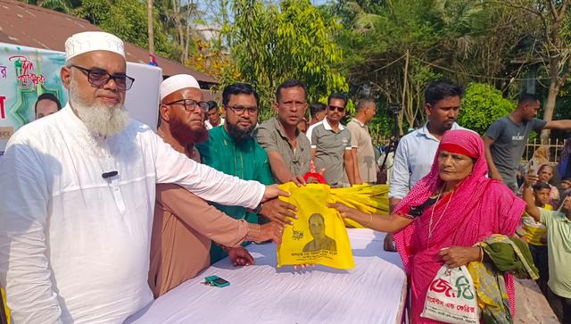 হালুয়াঘাটে প্রধানমন্ত্রীর পক্ষ থেকে উপহার হিসেবে শাড়ি বিতরণ