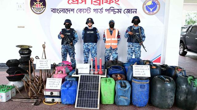 সুন্দরবনের ডাকাত ‘ছোট সুমন বাহিনী’র আস্তানা ধ্বংস,মালামাল জব্দ