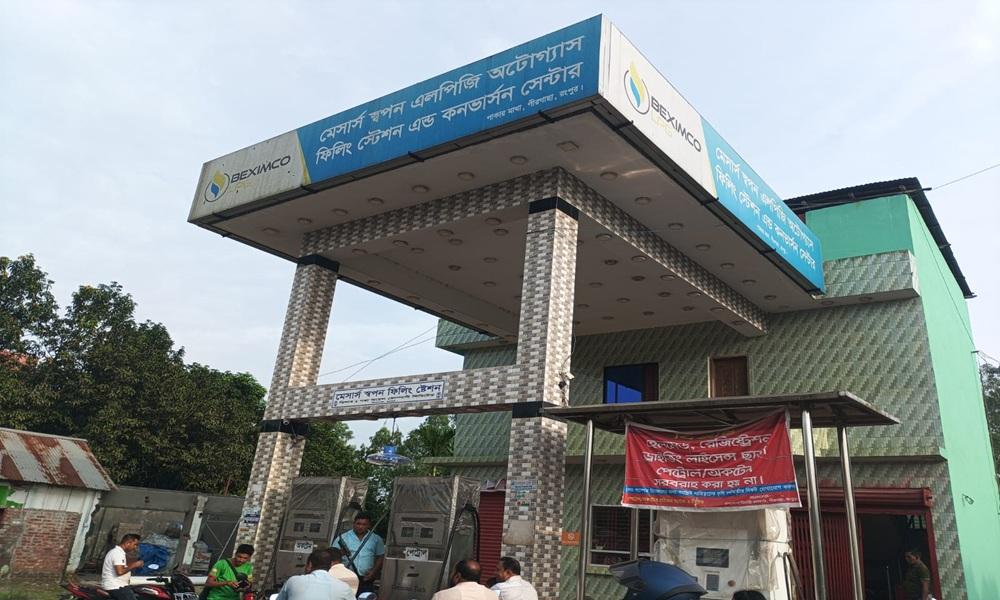 পীরগাছায় ৩ ফিলিং স্টেশনকে পৌনে দুই লাখ টাকা জরিমানা