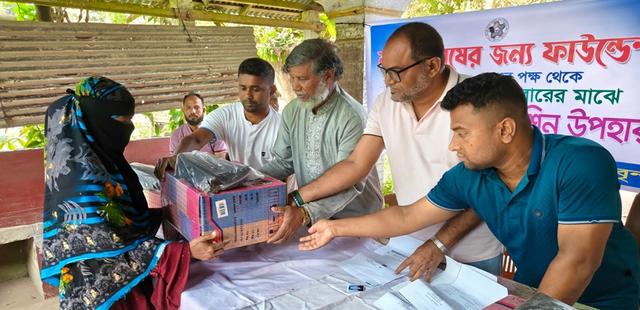 শ্রীনগরে মানুষ মানুষের জন্য ফাউন্ডেশন আয়োজনে দুস্থদের মাঝে সেলাই মেশিন প্রদান