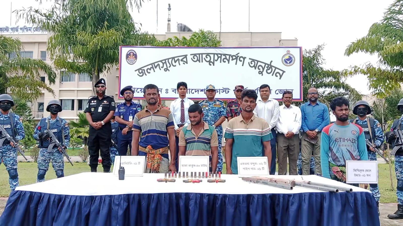 ‎সুন্দরবনে কোস্ট গার্ডের চাপে আত্মসমর্পণ বড় জাহাঙ্গীর বাহিনীর ৩ সদস্যের