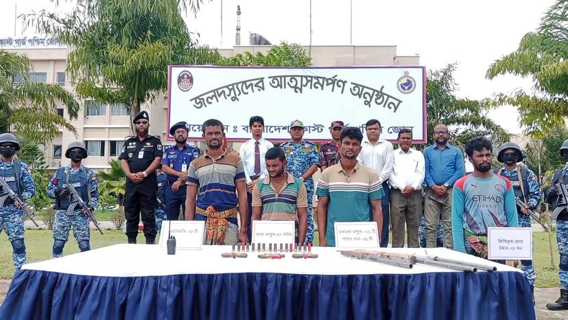 ‎সুন্দরবনে কোস্ট গার্ডের চাপে আত্মসমর্পণ বড় জাহাঙ্গীর বাহিনীর ৩ সদস্যের