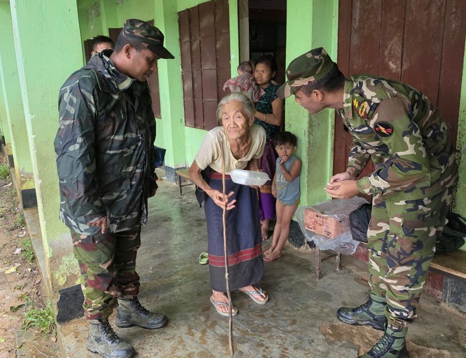 লংগদুতে বন্যাদুর্গতদের পাশে সেনাবাহিনী- আশ্রয়কেন্দ্রে খাদ্য ও পানি বিতরণ