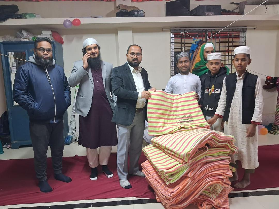 আমতলীতে মাদ্রাসা ও এতিমখানার শিশুদের মাঝে কম্বল বিতরণ