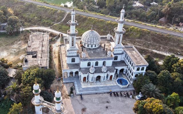 মুন্সীগঞ্জে ঐতিহ্যবাহী দৃষ্টিনন্দন আল মদিনা জামে মসজিদ