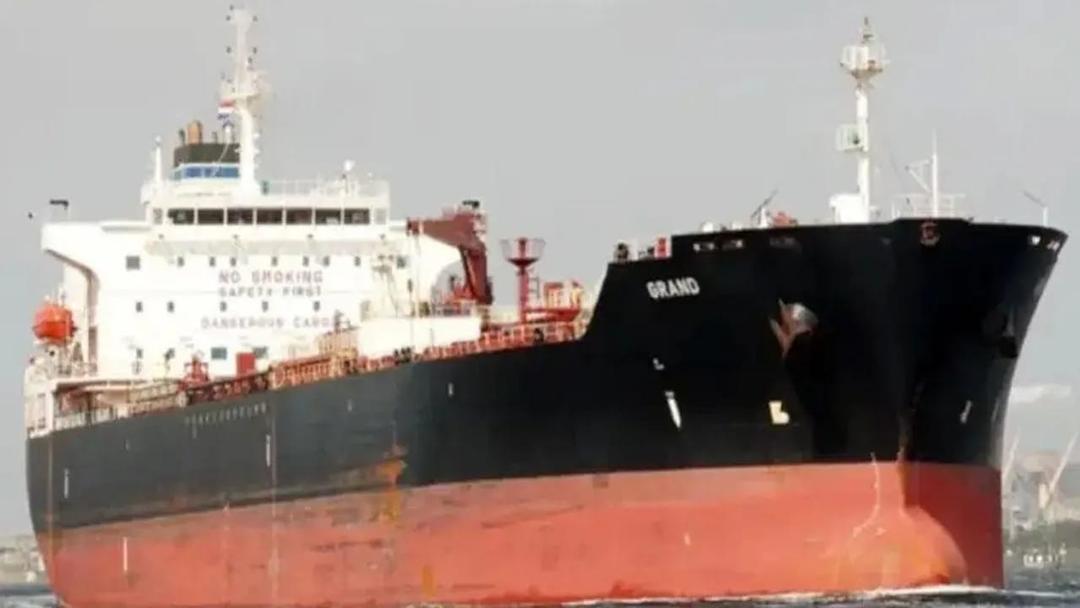 ২৭ হাজার টন ডিজেল নিয়ে পানামার ট্যাংকার চট্টগ্রাম বন্দরে