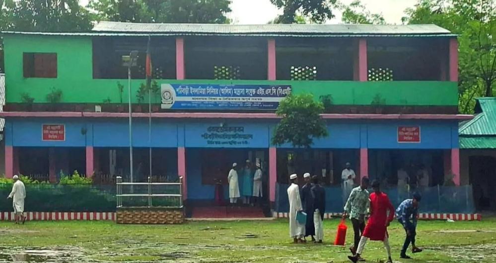 সময়ের পরও পরীক্ষা,কক্ষ বন্ধ রেখে লেখার অভিযোগ-প্রতিবাদ করায় শিক্ষার্থীকে শাসন