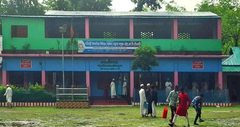 সময়ের পরও পরীক্ষা,কক্ষ বন্ধ রেখে লেখার অভিযোগ-প্রতিবাদ করায় শিক্ষার্থীকে শাসন