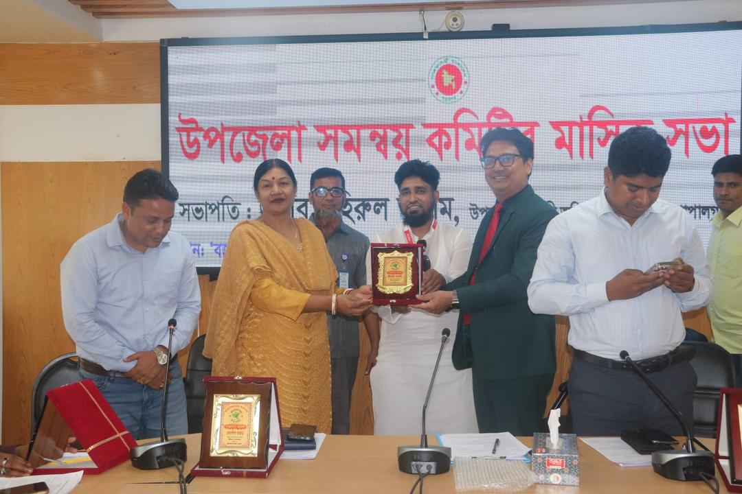 টুঙ্গিপাড়ায় সেবায় অনন্য সম্মাননা পেলেন ৮ প্রশাসনিক কর্মকর্তা