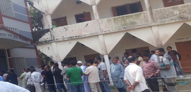 শ্রীনগরে জাতীয় সংসদ নির্বাচনে ভোট কেন্দ্রে ভোটারের চেয়ে এজেন্ট বেশি মন্তব্য ভোটারের