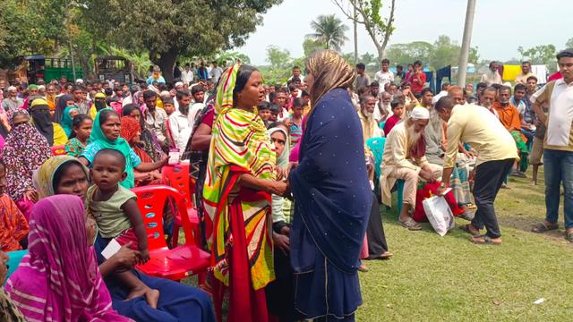 হালুয়াঘাটে ওমর ফাউন্ডেশনের উদ্যোগে ঈদ সামগ্রী বিতরণ