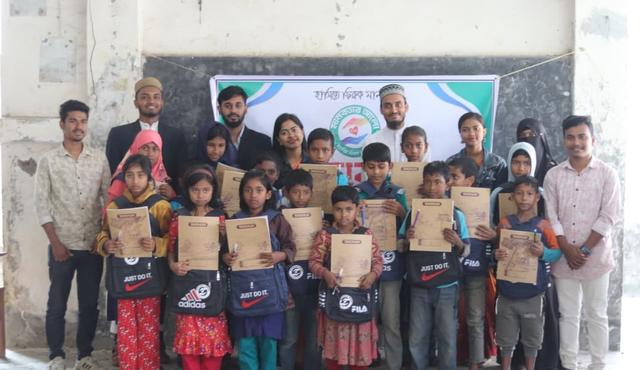 বরগুনার আমতলীতে অসহায় শিক্ষার্থীদের পাশে দাঁড়াল মানবতার আলো