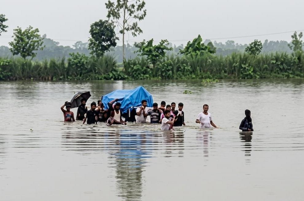 ঠাকুরগাঁওয়ে বুকসমান পানি পেরিয়ে মায়ের জানাজা