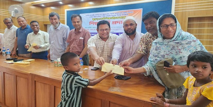 পীরগঞ্জ উপজেলা প্রধান মন্ত্রীর বিশেষ শিক্ষা বৃত্তি চেক হস্তান্তর