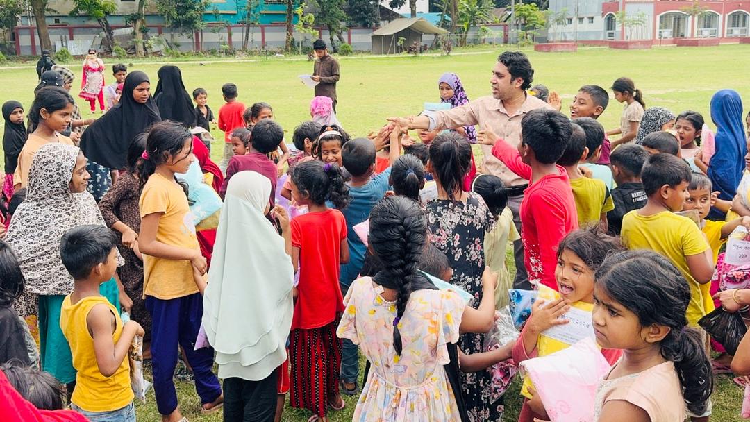 নবীনগরে শিশুদের মাঝে ইদের নতুন জামা বিতরণ